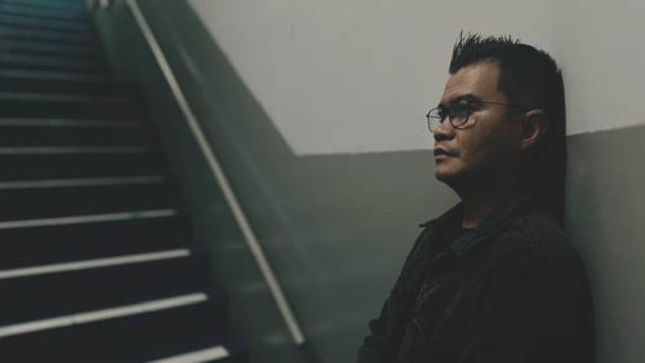 Lirik Lagu Bertahan Demi Dia dari Martin Wiguna, Bahas Kekuatan Cinta di Tengah Luka Menyakitkan