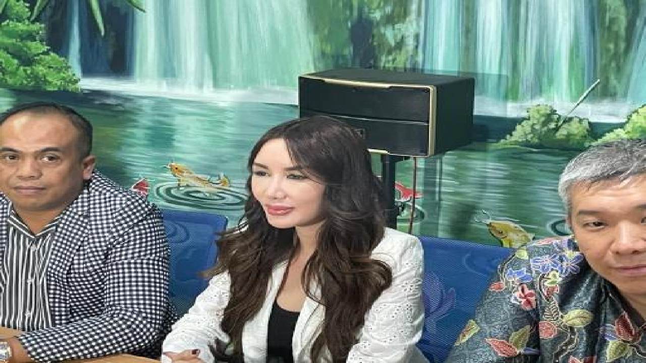 Chat Singkat yang Berujung Panjang: Ade Tya Ungkap Awal Salah Paham dengan Ari Lasso