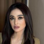 Dewi Perssik 23 Tahun Eksis: Soroti Fenomena Artis Viral di Era Digital