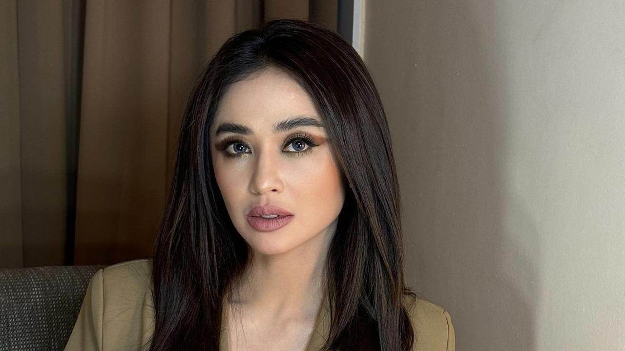 Dewi Perssik 23 Tahun Eksis: Soroti Fenomena Artis Viral di Era Digital